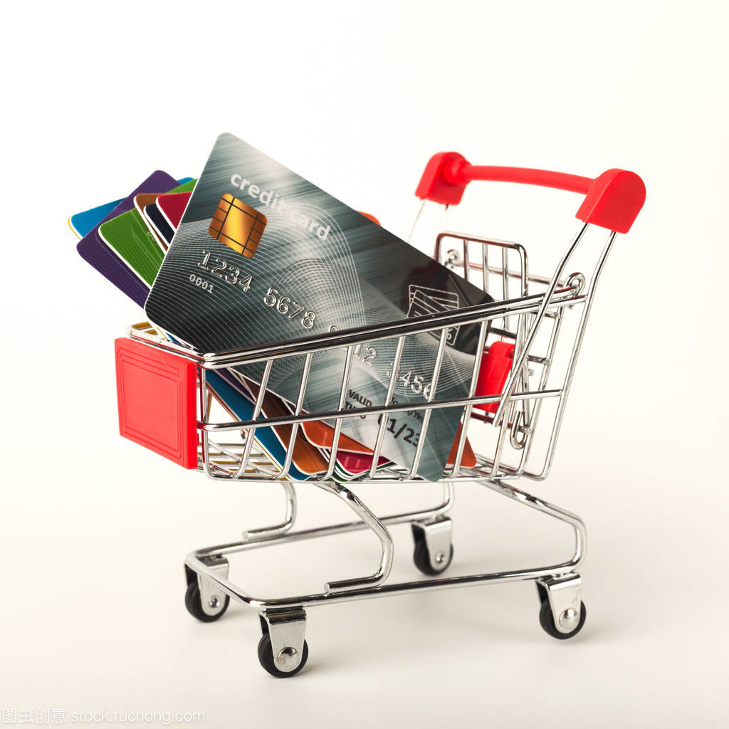 帶信用卡的購物車在白色背景下被隔離
